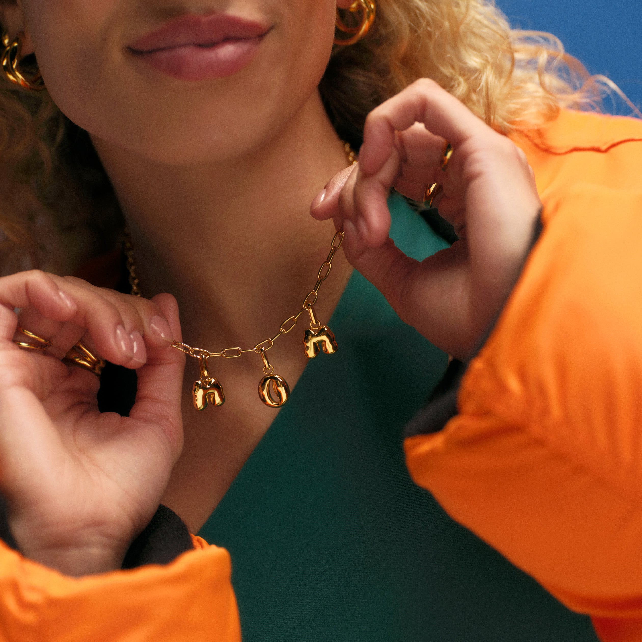 Puffer Letter Charm vedhæng - forgyldt